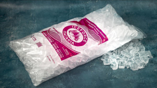 Σακούλα με παγάκια σε κύβο.